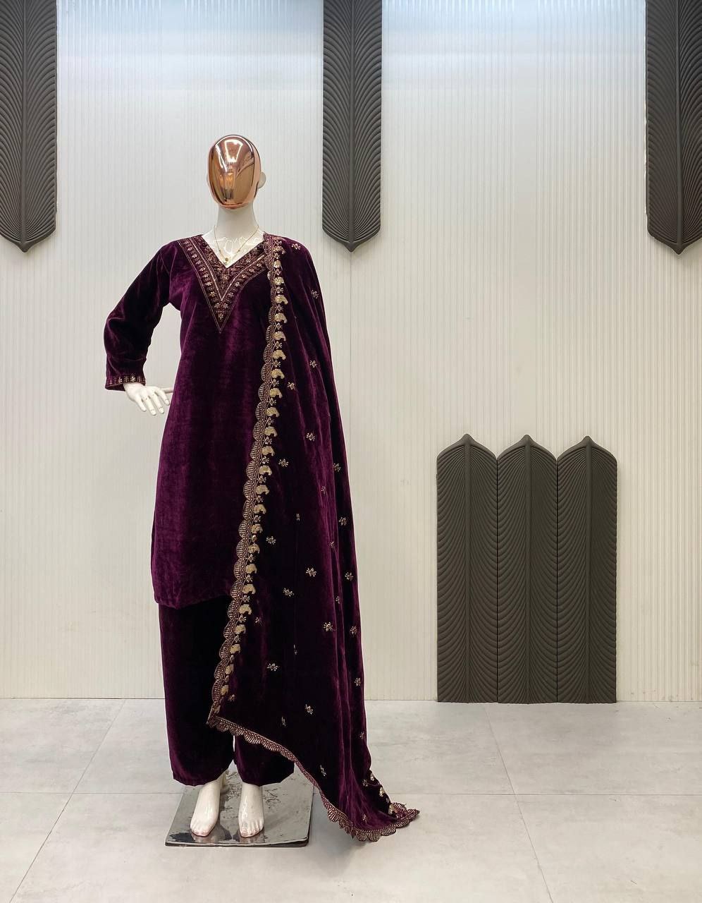 Sequin embroidered velvet kurta pant set with dupatta - KUR-002 - image 7